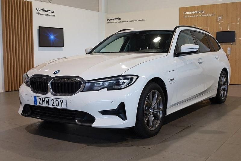 Vit Begagnad 2021 BMW 330e Sport Line Kombi | 298 800 kr (Marknadspris) - Bild 1/3