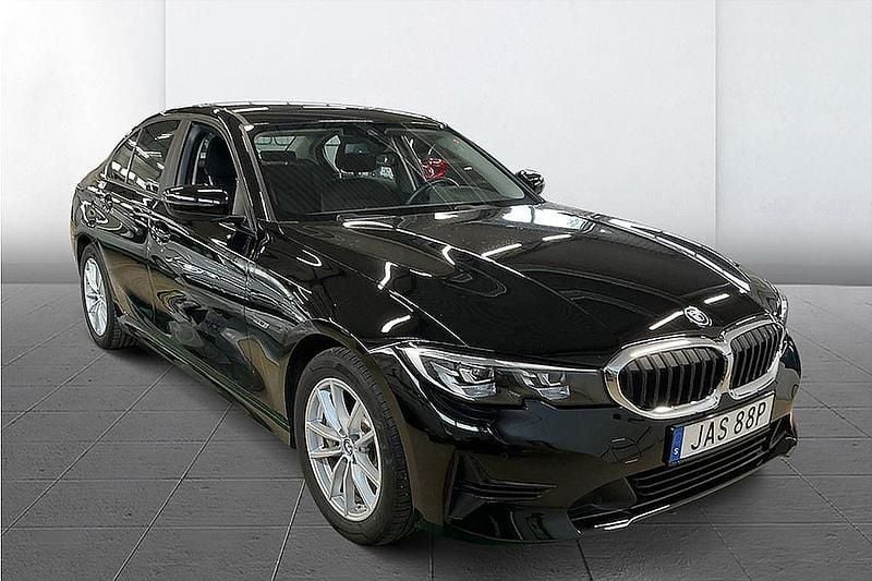 Svart Begagnad 2021 BMW 330e Advantage Sedan | 299 600 kr (Superpris) - Bild 1/2