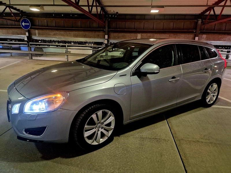 Silver Begagnad 2013 Volvo V60 Kombi | 166 000 kr (Marknadspris) - Bild 1/4