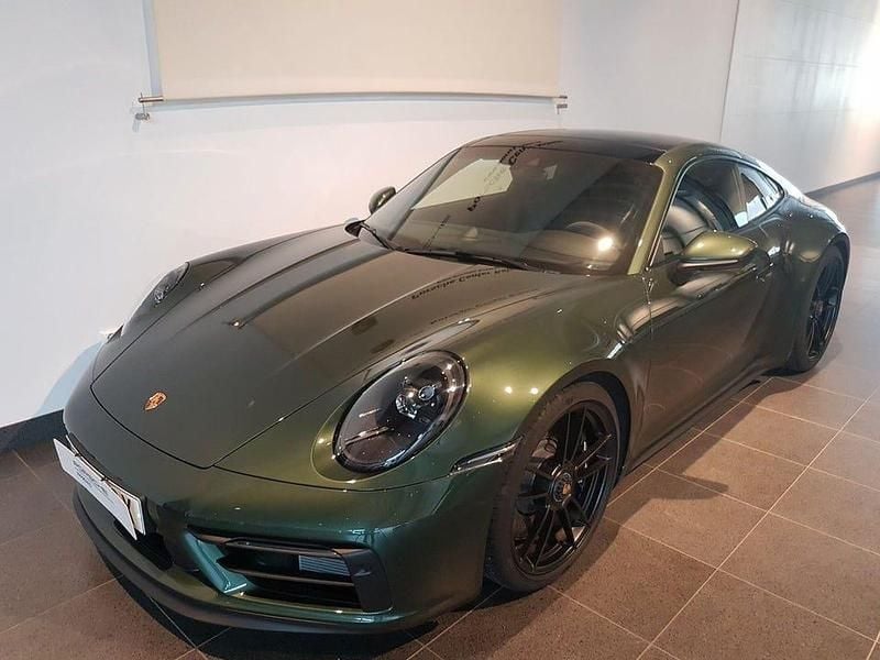 Begagnad Porsche 911 Carrera 4 GTS 480 HK (353 kW) 2023 Oakgreenmetallic Sportkupé