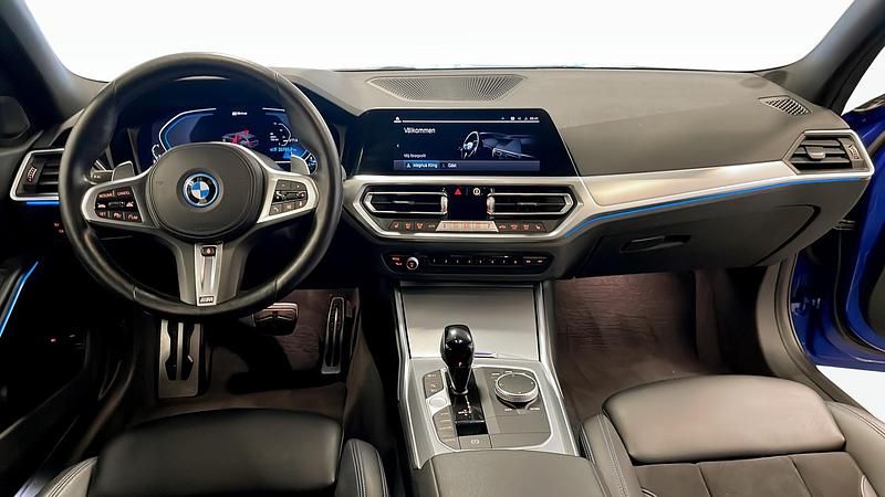 Begagnad BMW 330e Shadowline 2022 Blå Kombi