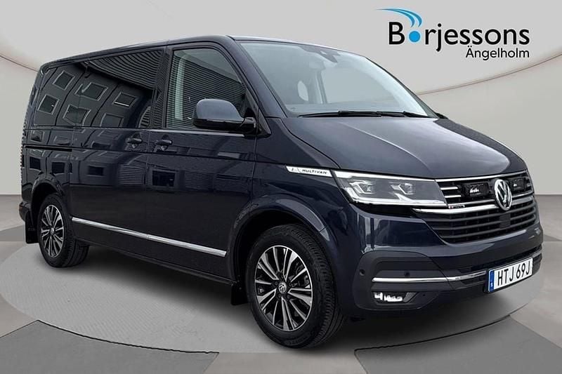 Blå Begagnad 2021 VW Multivan Highline Van | 579 000 kr (Marknadspris) - Bild 1/4
