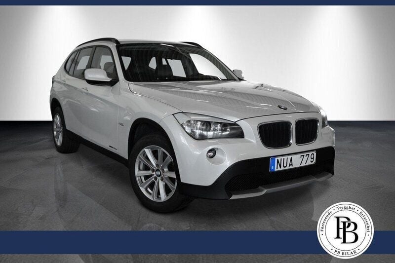 Vit Begagnad 2011 BMW X1 SUV | 139 900 kr (Marknadspris) - Bild 1/4