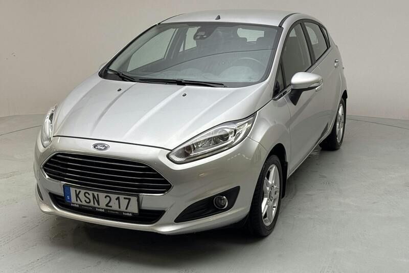 Grå Begagnad 2015 Ford Fiesta Halvkombi | 111 000 kr - Bild 1/4