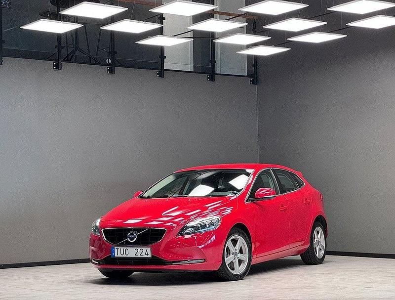 Röd Begagnad 2013 Volvo V40 Momentum Kombi | 169 900 kr (Marknadspris) - Bild 1/3