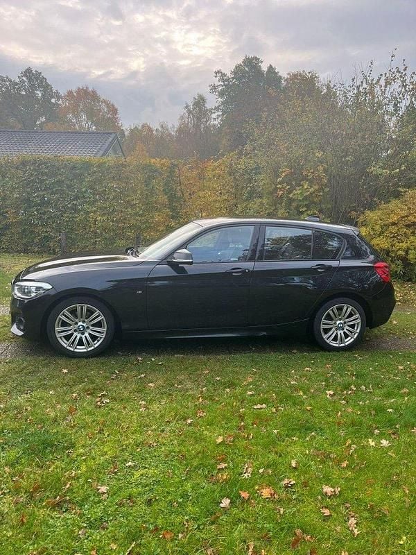 Svart Begagnad 2017 BMW 118 M Sport Halvkombi | 150 000 kr (Marknadspris) - Bild 1/4