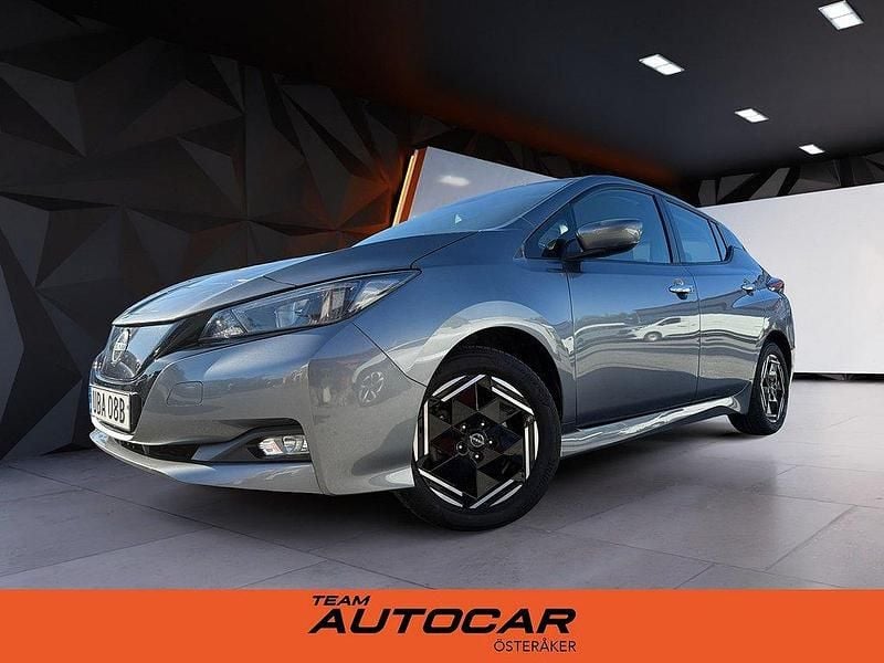 Grå Begagnad 2022 Nissan Leaf Acenta Halvkombi | 178 900 kr (Marknadspris) - Bild 1/4