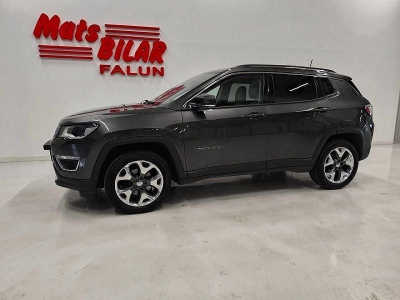 Grå Begagnad 2017 Jeep Compass Limited SUV | 209 900 kr (Dyr) - Bild 1/4