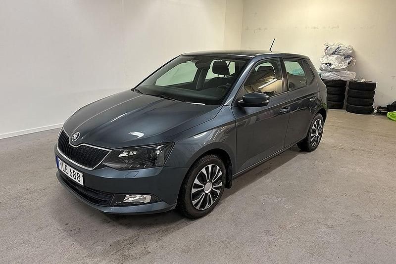 Grå Begagnad 2017 Skoda Fabia Style Halvkombi | 119 995 kr (Lite dyr) - Bild 1/2