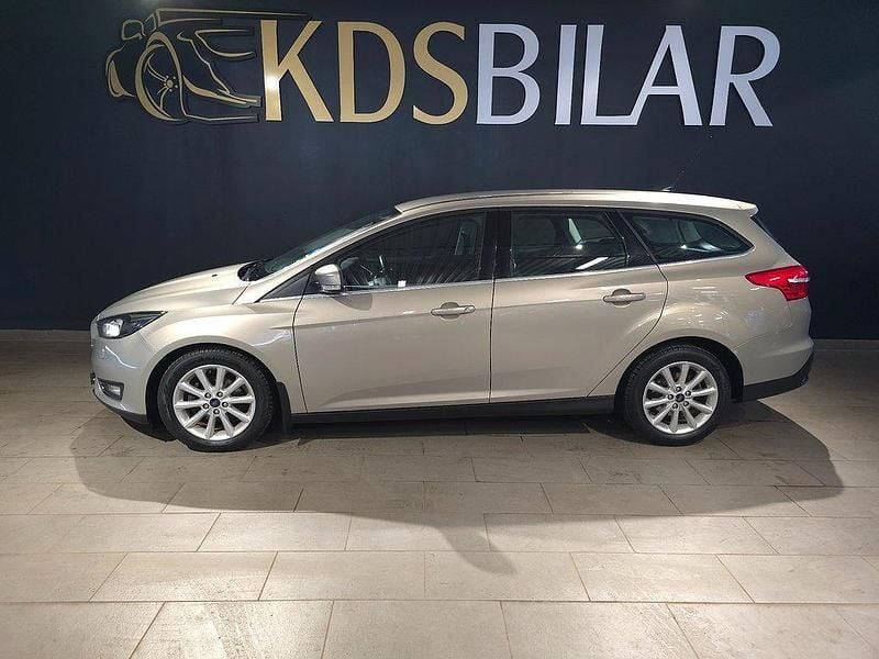 Grå Begagnad 2016 Ford Focus Titanium Kombi | 89 900 kr (Marknadspris) - Bild 1/4