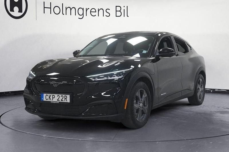 Absolute black pnzat Begagnad 2022 Ford Mustang Mach-E Standard Range SUV | 339 800 kr (Bra pris) - Bild 1/4