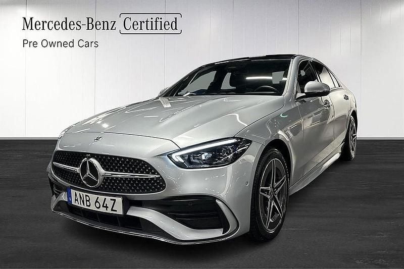 Silver Begagnad 2024 Mercedes C300e AMG Sedan | 539 900 kr (Marknadspris) - Bild 1/4