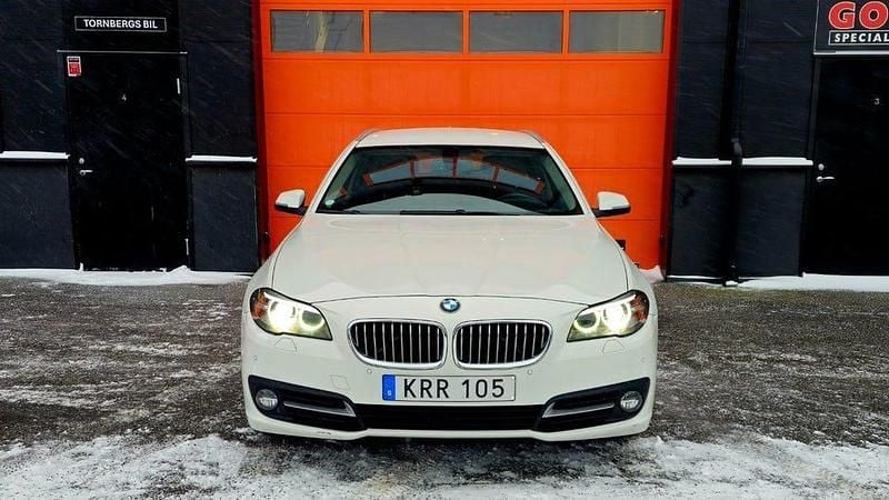 Vit Begagnad 2016 BMW 520 M Sport Kombi | 179 900 kr (Superpris) - Bild 1/4