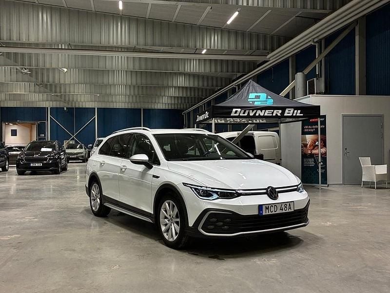 Vit Begagnad 2022 VW Golf Alltrack Kombi | 299 900 kr (Lite dyr) - Bild 1/4
