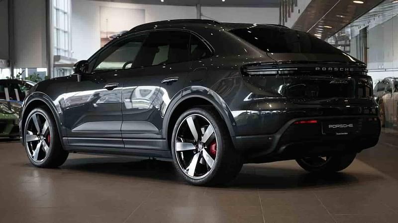 Grå Ny 2025 Porsche Macan SUV | 1 187 200 kr (Superpris) - Bild 1/1