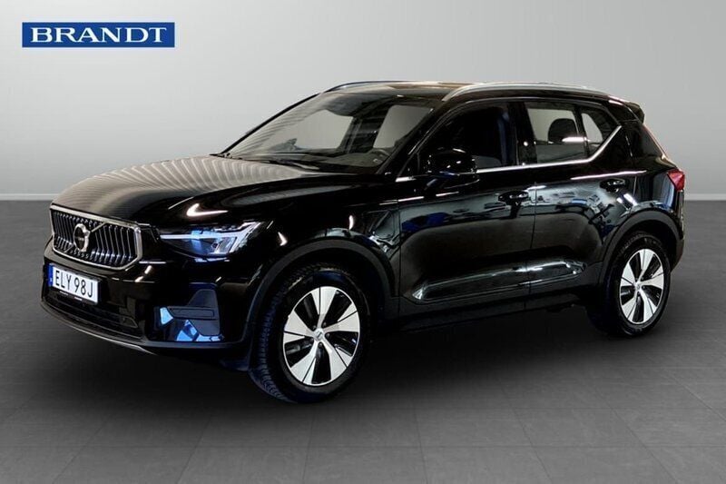 Svart Begagnad 2023 Volvo XC40 Core SUV | 389 900 kr (Marknadspris) - Bild 1/3