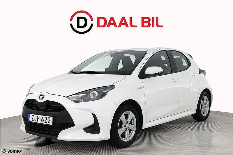 Vit Begagnad 2021 Toyota Yaris Hybrid Connect Style Halvkombi | 154 700 kr (Marknadspris) - Bild 1/4