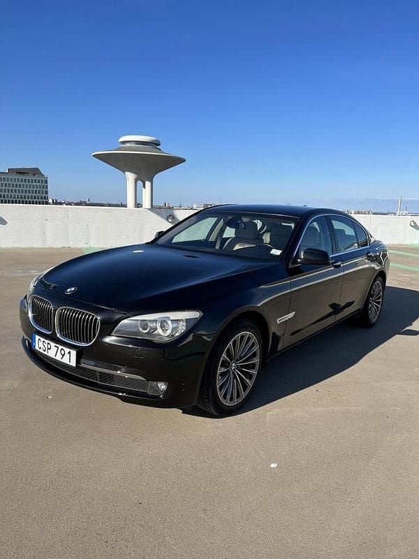 Svart Begagnad 2009 BMW 730 Sedan | 120 000 kr (Dyr) - Bild 1/4