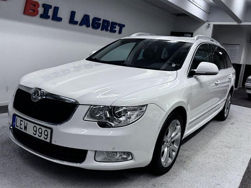 Vit Begagnad 2010 Skoda Superb Elegance Kombi | 64 900 kr - Bild 1/4