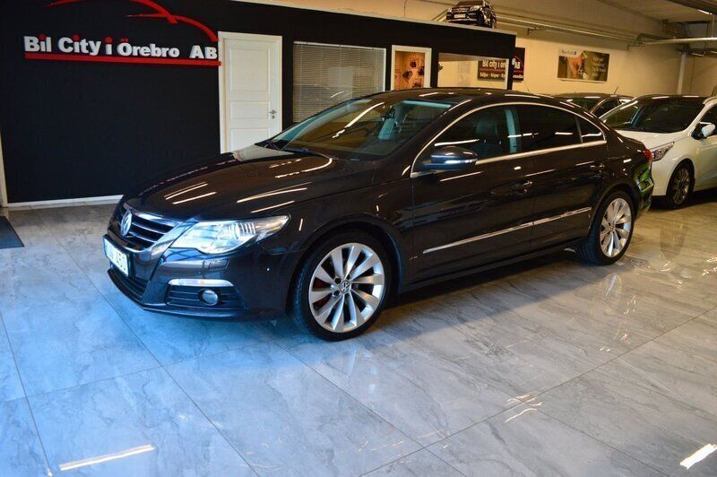 Mörkbrun Begagnad 2010 VW Passat Sportkupé | 109 900 kr (Marknadspris) - Bild 1/4