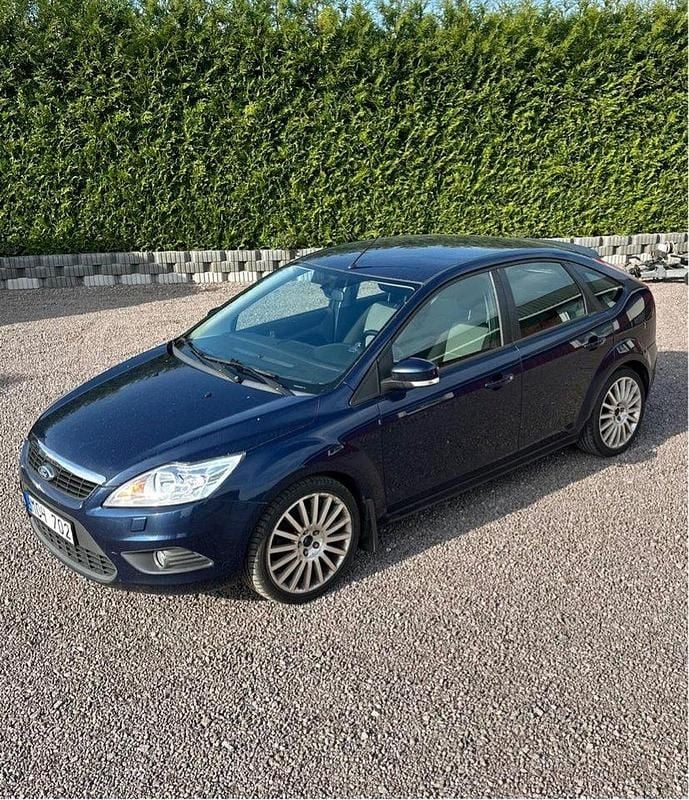 Blå Begagnad 2011 Ford Focus Halvkombi | 37 000 kr (Superpris) - Bild 1/2