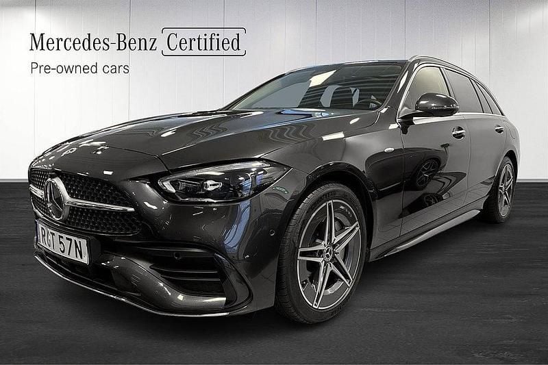 Grå Begagnad 2025 Mercedes C300e AMG line Kombi | 579 000 kr (Marknadspris) - Bild 1/4