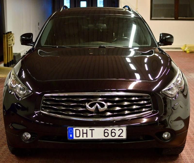 Begagnad Infiniti Fx50 400 HK (294 kW) 2011 Svart med lila pearl SUV