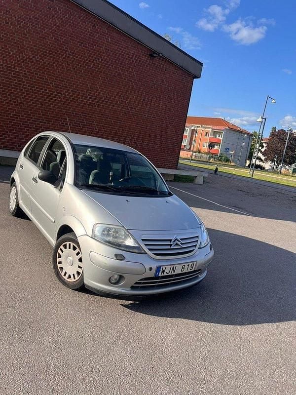 Silver Begagnad 2005 Citroën C3 Halvkombi | 16 900 kr (Marknadspris) - Bild 1/4