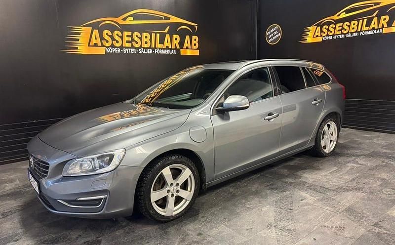 Grå Begagnad 2017 Volvo V60 Momentum Kombi | 129 900 kr (Marknadspris) - Bild 1/4