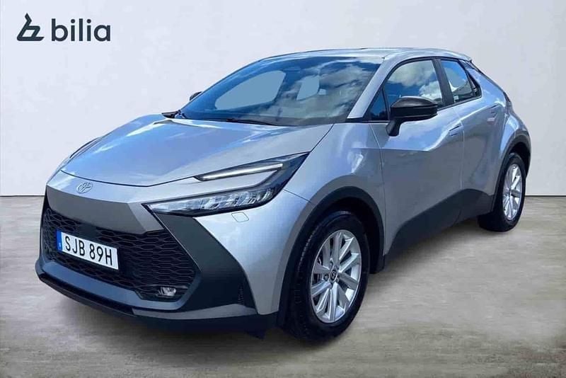 Silver Begagnad 2025 Toyota C-HR SUV | 329 900 kr - Bild 1/1