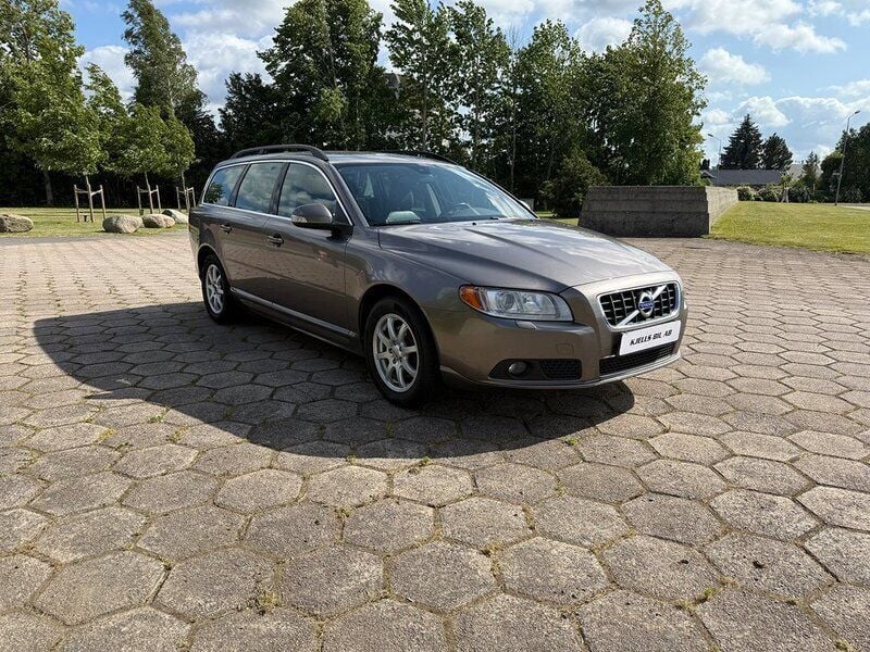 Grå Begagnad 2010 Volvo V70 Momentum Kombi | 82 800 kr (Marknadspris) - Bild 1/4
