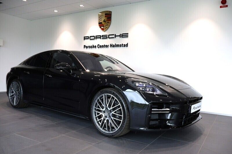 Svart Begagnad 2024 Porsche Panamera Turbo E-Hybrid Sedan | 2 700 400 kr - Bild 1/4