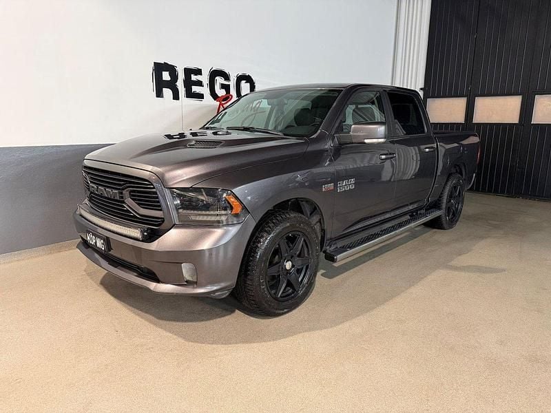 Mörkgrå (grå) Begagnad 2018 Dodge Ram Pickup | 298 000 kr (Superpris) - Bild 1/4
