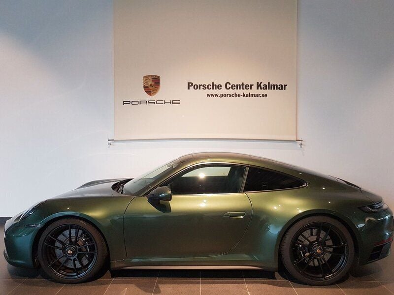 Begagnad 2023 Porsche 911 Carrera 4 GTS Sportkupé | 1 859 000 kr (Marknadspris) - Bild 1/4