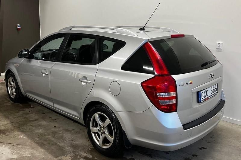 Begagnad Kia Ceed Sportswagon EX 125 HK (91 kW) 2008 Silver Kombi