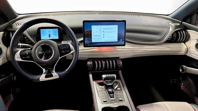 Begagnad BYD Atto 3 150 kW (204 HK) 2022 Röd SUV