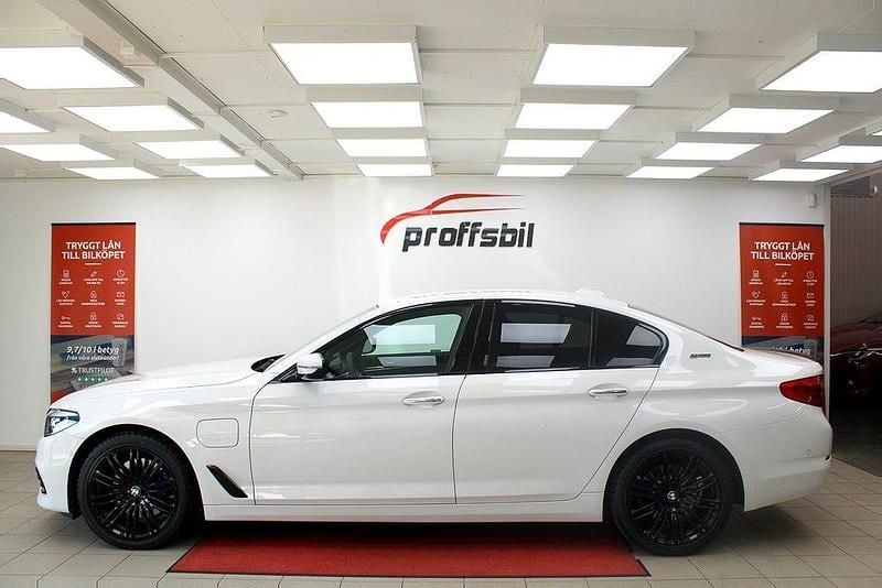 Vit Begagnad 2017 BMW 530e iPerformance Sedan | 209 500 kr (Dyr) - Bild 1/4