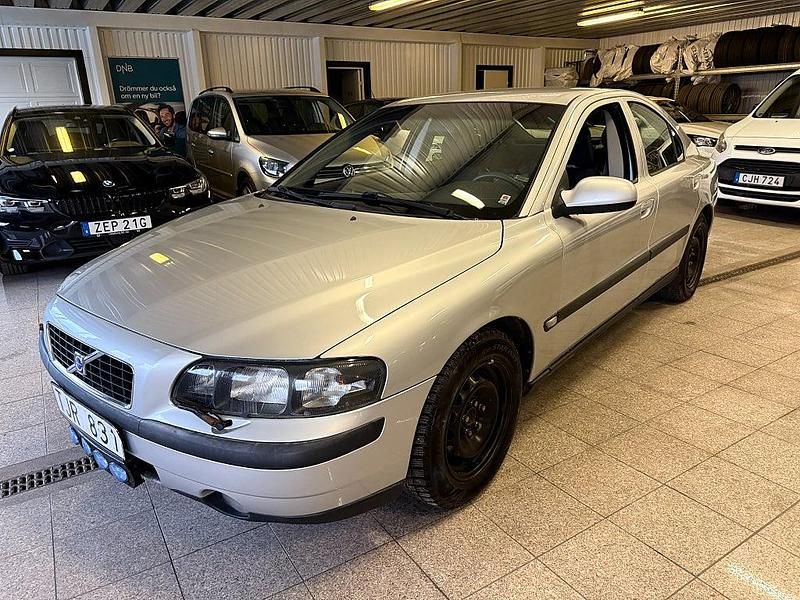 Ljusgrå Begagnad 2002 Volvo S60 Sedan | 29 900 kr (Marknadspris) - Bild 1/4