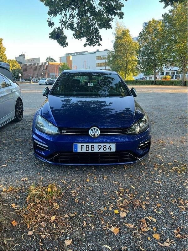 Blå Begagnad 2018 VW Golf VII R Halvkombi | 290 000 kr (Dyr) - Bild 1/4