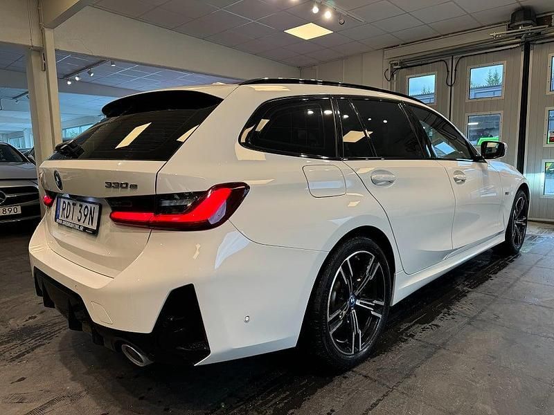Begagnad BMW 330e M Sport 293 HK (215 kW) 2022 Vit Kombi