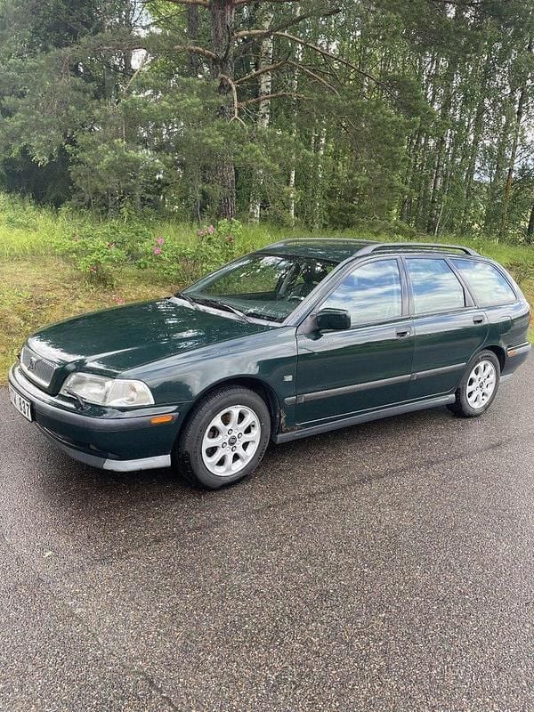 Grön Begagnad 2000 Volvo V40 SE Kombi | 33 900 kr - Bild 1/4