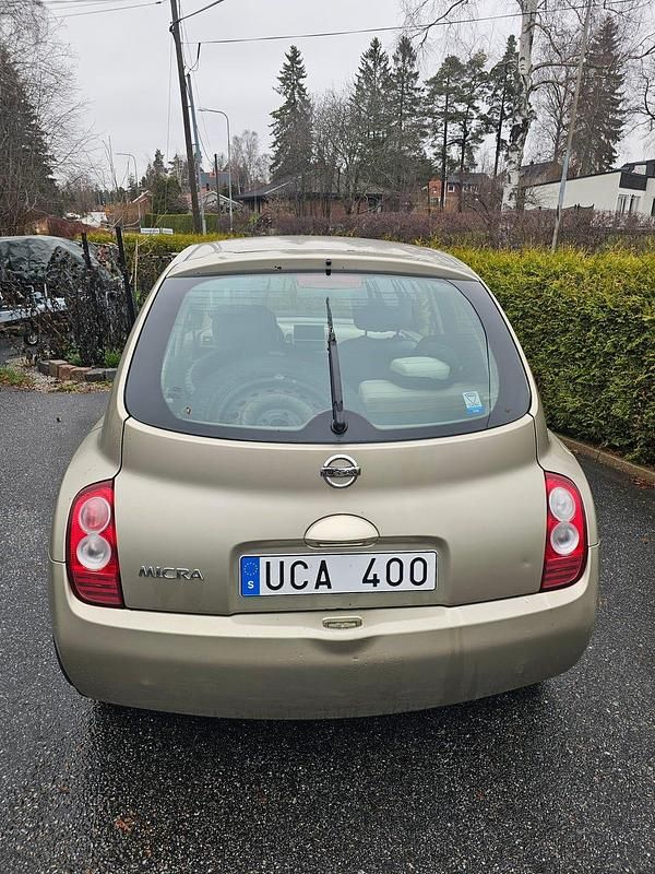 Ljus guld Begagnad 2003 Nissan Micra Halvkombi | 12 500 kr (Bra pris) - Bild 1/4