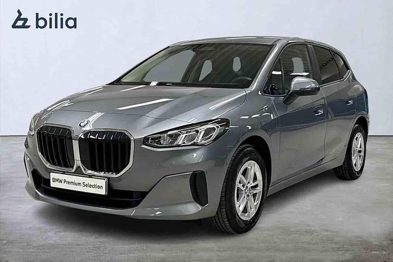 Grå Begagnad 2023 BMW 225 Active Tourer Minibuss | 329 900 kr (Marknadspris) - Bild 1/1