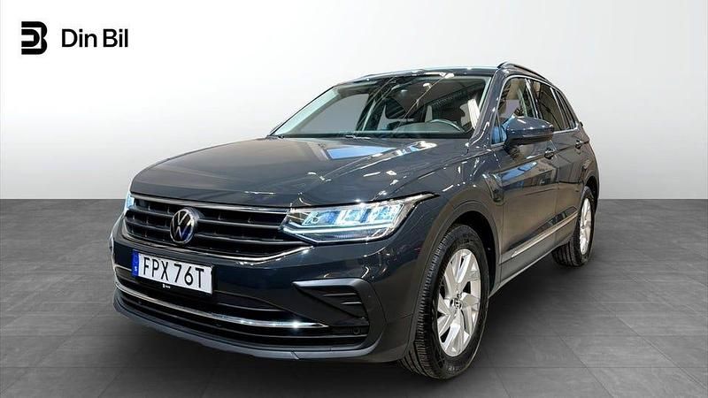 Grå Begagnad 2021 VW Tiguan SUV | 269 900 kr (Marknadspris) - Bild 1/4