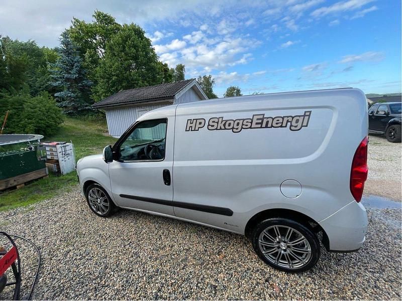 Grå Begagnad 2014 Fiat Doblò Minibuss | 46 000 kr (Lite dyr) - Bild 1/4