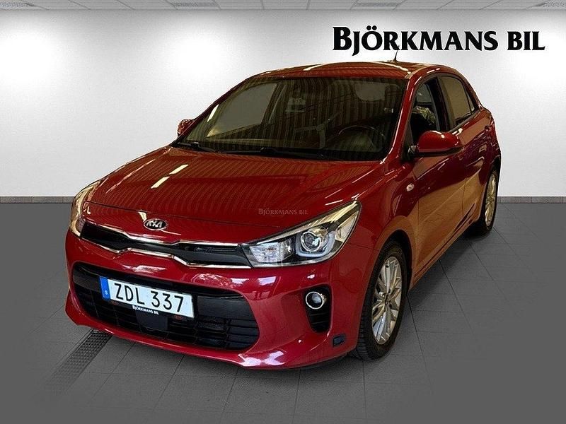 Röd (/beg/ signal red) Begagnad 2017 Kia Rio Advance Halvkombi | 134 000 kr (Marknadspris) - Bild 1/4