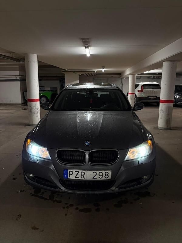 Begagnad 2012 BMW 320 Kombi | 79 999 kr (Superpris) - Bild 1/4