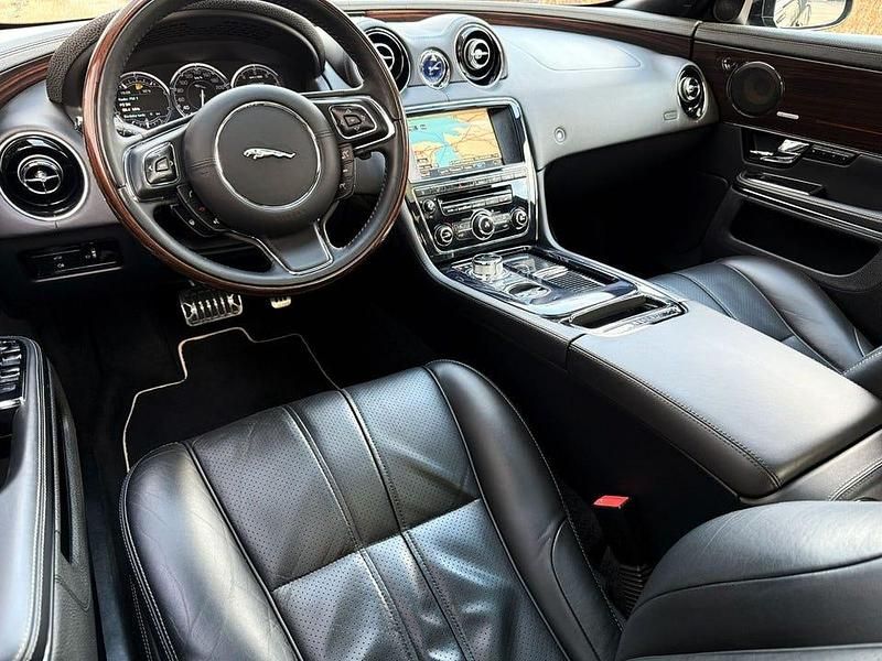 Begagnad Jaguar XJ SE 510 HK (375 kW) 2010 Svart metallic Sedan