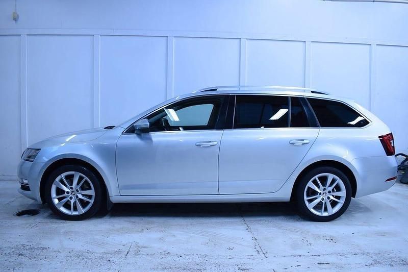 Silver (silvermetallic) Begagnad 2018 Skoda Octavia Kombi | 189 900 kr (Marknadspris) - Bild 1/4