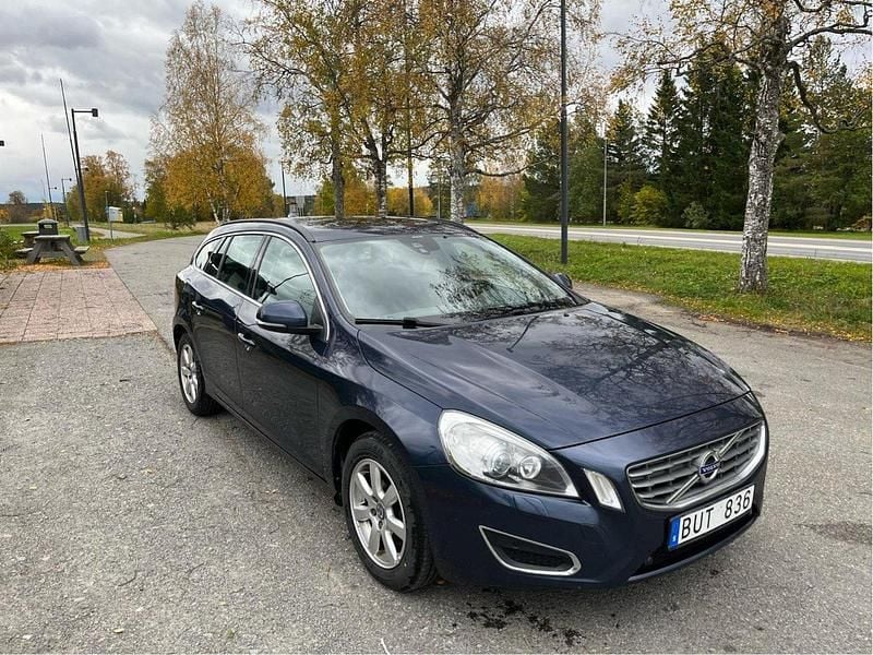 Blå Begagnad 2013 Volvo V60 Momentum Kombi | 100 000 kr (Marknadspris) - Bild 1/4